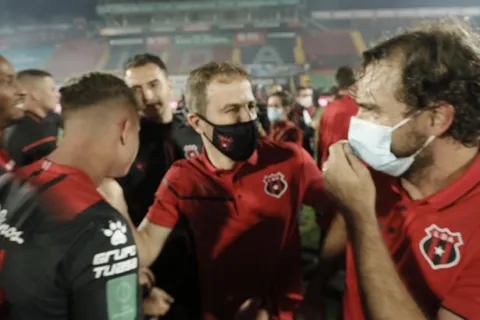 "He estado hablando con Alajuelense": DT de un equipo de Costa Rica reveló negociaciones