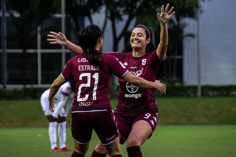 Gabriela Villagrand fue presentada con Saprissa y marcó un doblete el mismo día