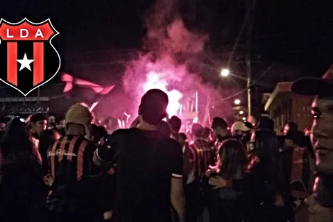Seguidores de Alajuelense celebran en las calles el título de campeón y reciben fuertes críticas