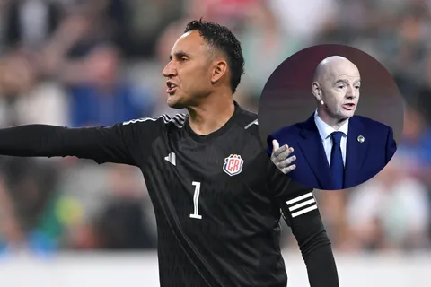 Keylor Navas con la camiseta de Costa Rica y Gianni Infantino, presidente de la FIFA.