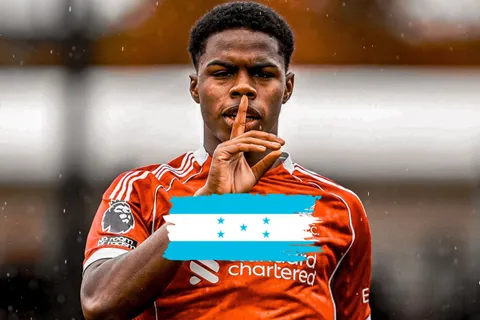 Mientras Honduras va por él, Keyrol Figuera pone la firma y da el salto en Europa ante los ojos del Liverpool