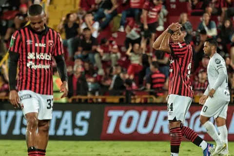 Alajuelense fue perjudicado por el arbitraje.
