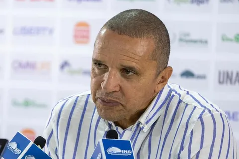 Erick Lonnis tomó una polémica decisión.