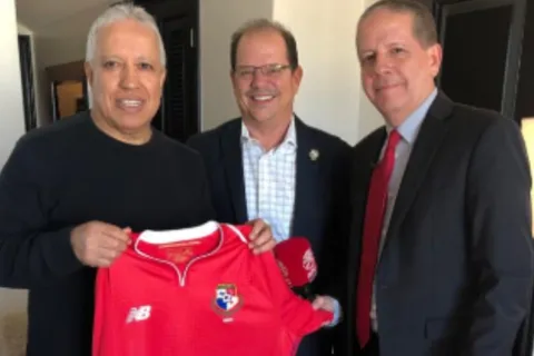 El Tolo Gallego ya posó con la camiseta de Panamá