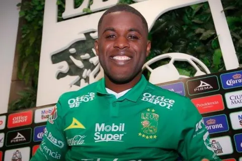 Hinchas de León demuestran todo su cariño a Joel Campbell