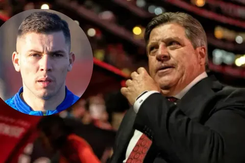 Regreso con ruido: Carlos Mora llega a La Sele con un mensaje que incomoda al Piojo Herrera
