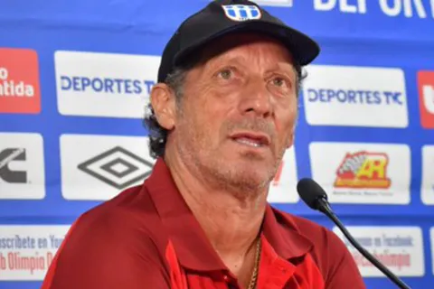 Pedro Troglio se siente orgulloso por entrar en la historia de Olimpia