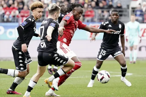 Alberth Elis no la está pasando bien en Stade Brest
