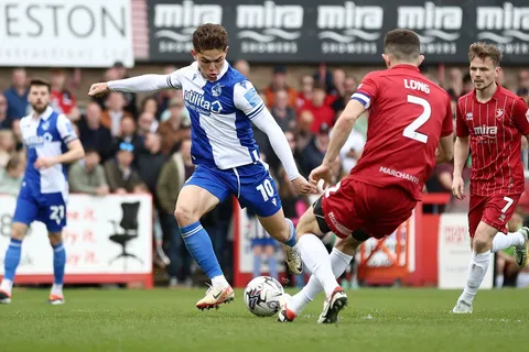 Brandon Aguilera se reencontró con el gol en el triunfo de Bristol Rovers (VIDEO)
