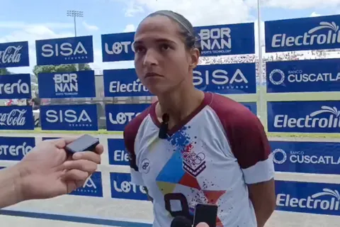 Deyna Castellanos lanza fuerte crítica a las canchas de El Salvador