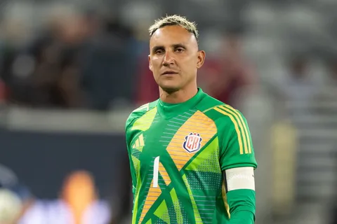Keylor Navas le da una mala noticia al Piojo Herrera.