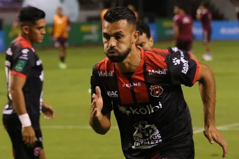 ¿Sigue o se va? Casi definido el futuro de Pipo González en Alajuelense