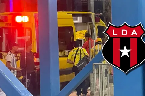 Jugador de Alajuelense tuvo que ser enviado directo al hospital.