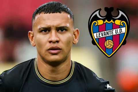 En el último día del mercado de fichajes: Kervin Arriaga recibe la sentencia definitiva sobre su futuro en LaLiga