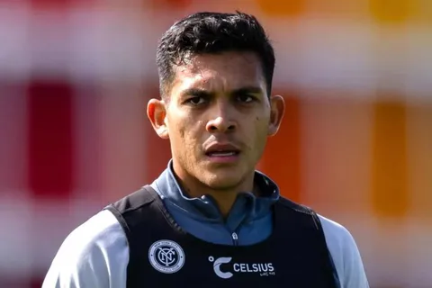 ¿Cuántos títulos ganó Alonso Martínez en su carrera, figura de Costa Rica?