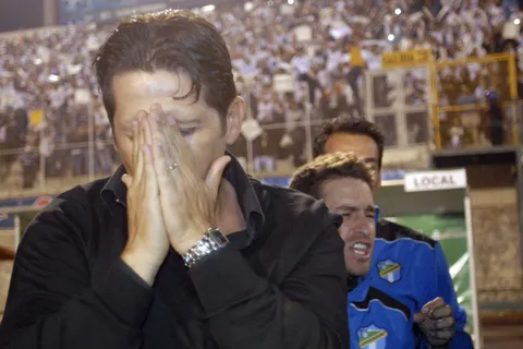 Ronald González se toma la cabeza.