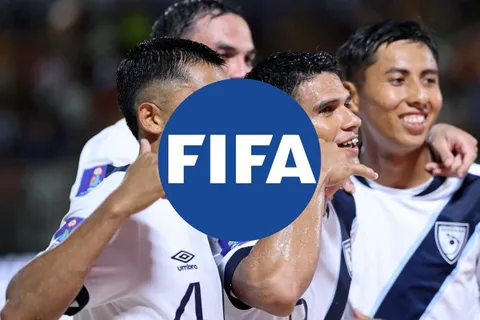 logo de la fifa y festejo de gol de guatemala