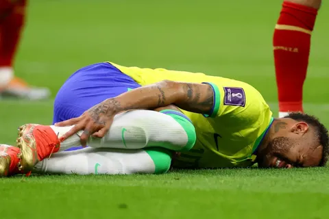 Neymar sale llorando del partido con Serbia y el médico de Brasil confirma su lesión: ¿Se pierde el Mundial?