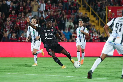 Golazo de Joel Campbell a lo "Messi" fue celebrado por exjugador del Real Madrid y Barcelona