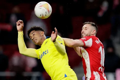 Choco Lozano fue titular en la derrota de Cádiz contra Atlético de Madrid