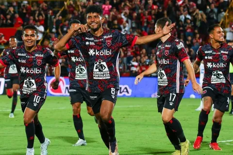 Con muchos goles y buen fútbol, Alajuelense venció a Cartaginés y sigue líder