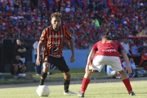 Entrenador de Águila revela que FAS contactó a sus jugadores en semifinales: "Es una vergüenza, en este país hay antecedentes graves"
