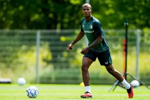 La decisión que tomará Feyenoord y que beneficiará Jeyland Mitchell