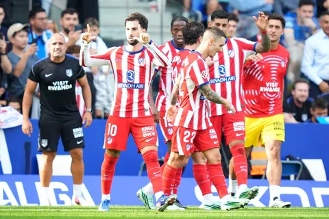 Álex Baena celebra su gol con el Atlético de Madrid.