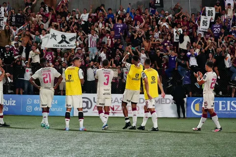 Jugador de Saprissa tuvo problemas con un aficionado. (Foto: Saprissa)