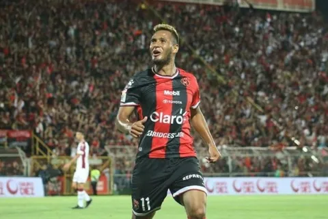 Alex López confesó que rechazó ofertas del extranjero para quedarse en Alajuelense