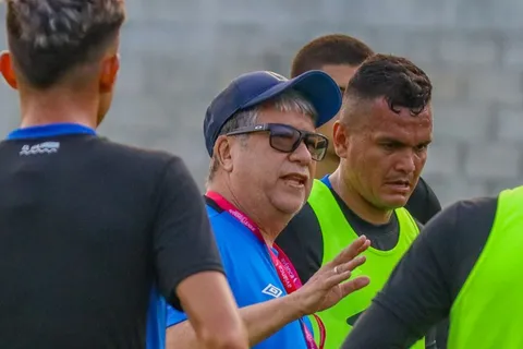Bolillo Gómez entrenando a la Selección de El Salvador.
