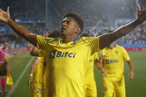Gol de Choco Lozano salva a Cádiz del descenso [VIDEO]