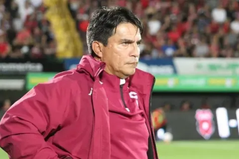 Vladimir Quesada tendría reemplazante.