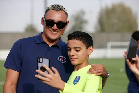 Keylor Navas causa sensación en jóvenes de la academia del PSG en Qatar