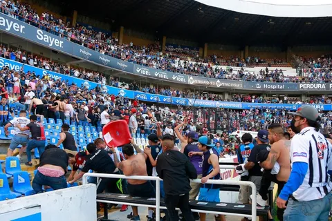Desgracia en México: batalla campal entre hinchas de Atlas y Querétaro dejó varios lesionados