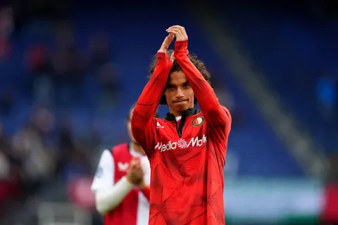 Arsenal y Chelsea siguen de cerca a Zechiël, pero Feyenoord lo renueva hasta 2029