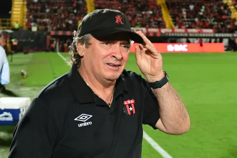 Se va a un rival directo: Alajuelense hace oficial la limpieza y se desprende de un fichaje del Machillo Ramírez