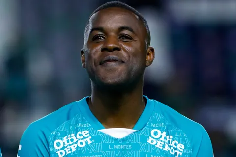 Ni Saprissa, ni Alajuelense: el salario que cobra Joel Campbell en León y nadie puede alcanzar