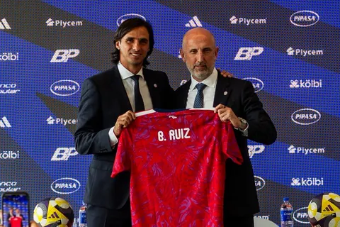 Bryan Ruiz con Osael Maroto, presidente de la FCRF.