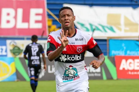 Alajuelense gana y le mete presión al Herediano en la punta del torneo