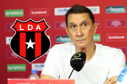 Alexandre Guimaraes se molestó en conferencia de prensa.