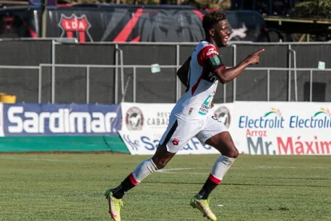 Alajuelense triunfa ante Jicaral y da respiro a Albert Rudé