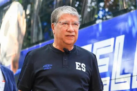 Bolillo Gómez en El Salvador.