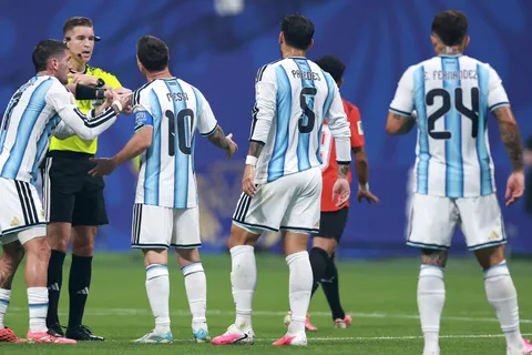 En medio de las denuncias de amaño, The New York Times revela qué árbitros tienen prohibido por FIFA dirigir a Argentina en el Mundial 2026