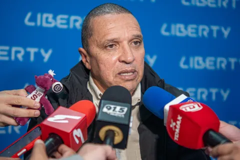 Erick Lonnis habló con la prensa.