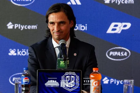Bryan Ruiz en su presentación como DT de La Sele.