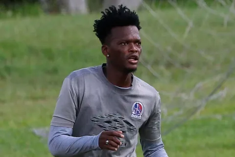 Olimpia contrata a un defensor