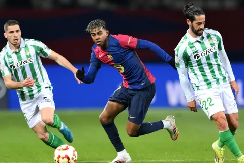 Lamine Yamal ante la marca de los jugadores del Betis.
