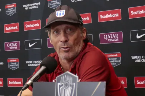 Pedro Troglio en conferencia de prensa con Olimpia.