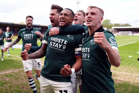 Un golazo de Nathaniel Mendez-Laing pone a Derby County a un paso del ascenso (VIDEO)